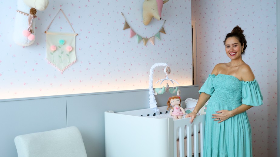 A atriz Amanda Richter, ainda grávida, posando no quarto de sua filha Júlia
