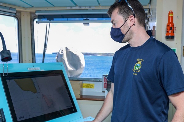Foto de um marinheiro nas proximidades da Ilha Henderson em registro divulgado pela marinha do Reino Unido (Foto: Royal Navy)