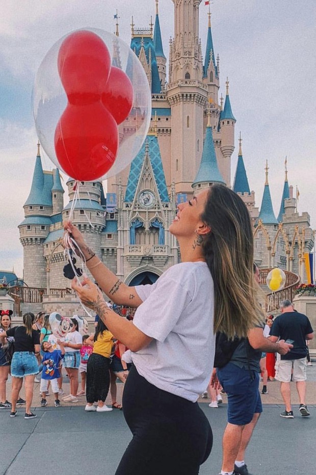 Gabi Brandt exibe barriguinha em viagem à Disney  (Foto: Reprodução/ Instagram )