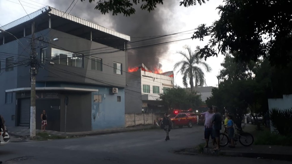 Incêndio em fabrica de roupas é registrado em Divinópolis  — Foto: Cléber Correira/G1