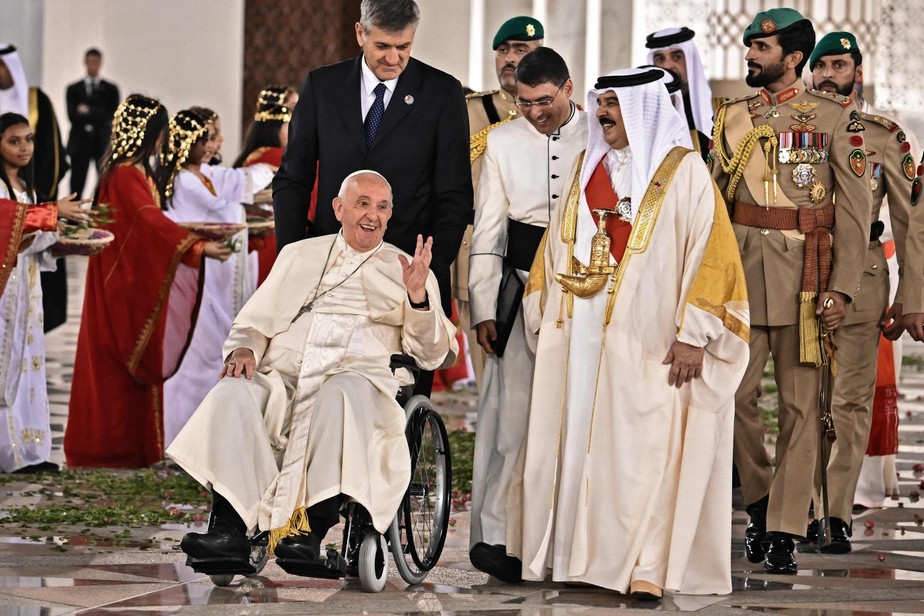 Papa Francisco é escoltado pelo rei do Bahrein, Hamad bin Isa al-Khalifa, ao deixar o Palácio Real na capital Manama