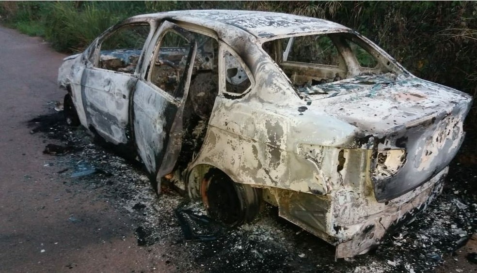 Carro foi encontrado queimado na Estrada do Quixadá por uma moradora  — Foto: Lidson Almeida/Rede Amazônica Acre