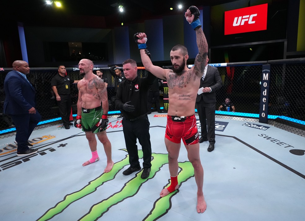 Charles Jourdain venceu Lando Vannata por finalização aos 2min32s do R1 — Foto: Jeff Bottari/Zuffa LLC