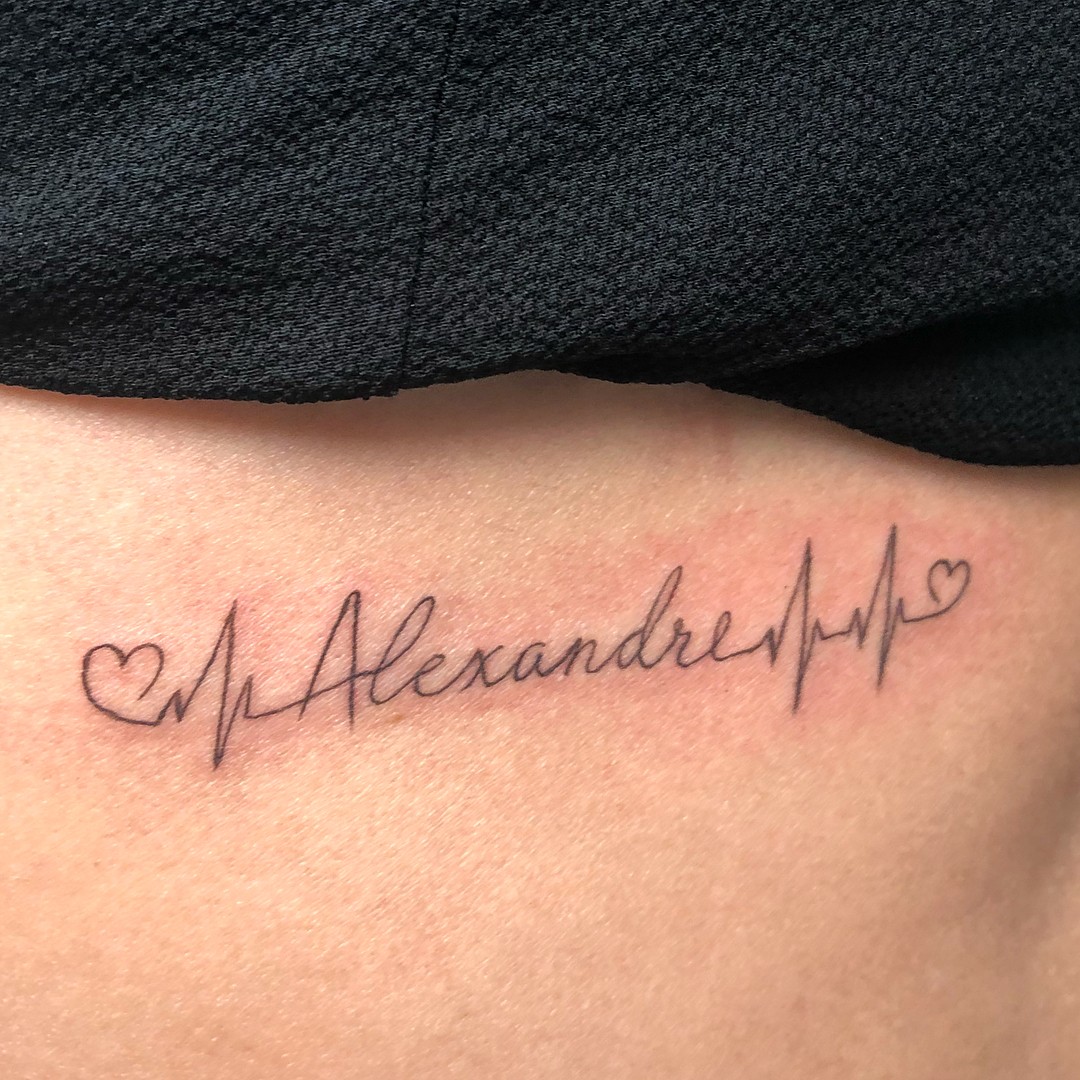 Ana Hickmann tatou o nome do marido e do filho na costela (Foto: Reprodução/Instagram)