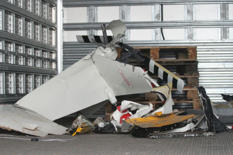 Vários pedaços do helicóptero já foram retirados do mar (Foto: Aldo Costa/Pernambuco Press)