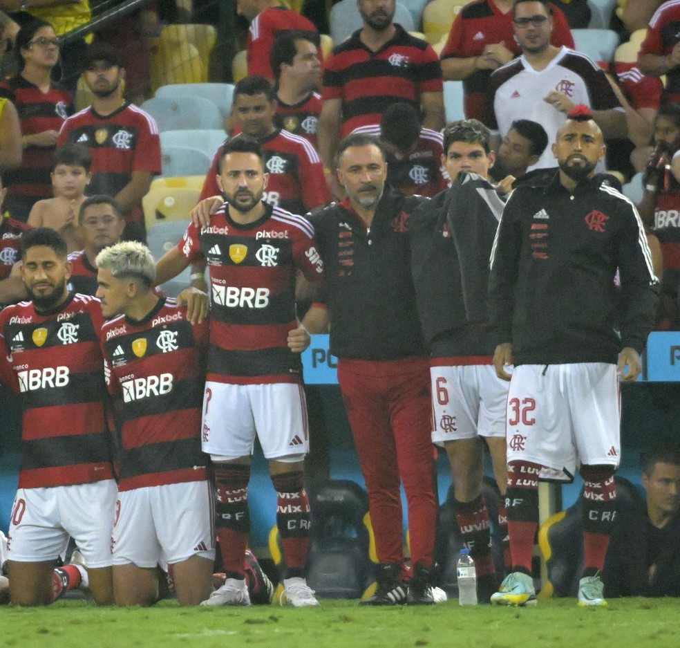Elenco do Flamengo durante cobran&ccedil;as de p&ecirc;nalti contra del Valle &mdash; Foto: Andr&eacute; Dur&atilde;o