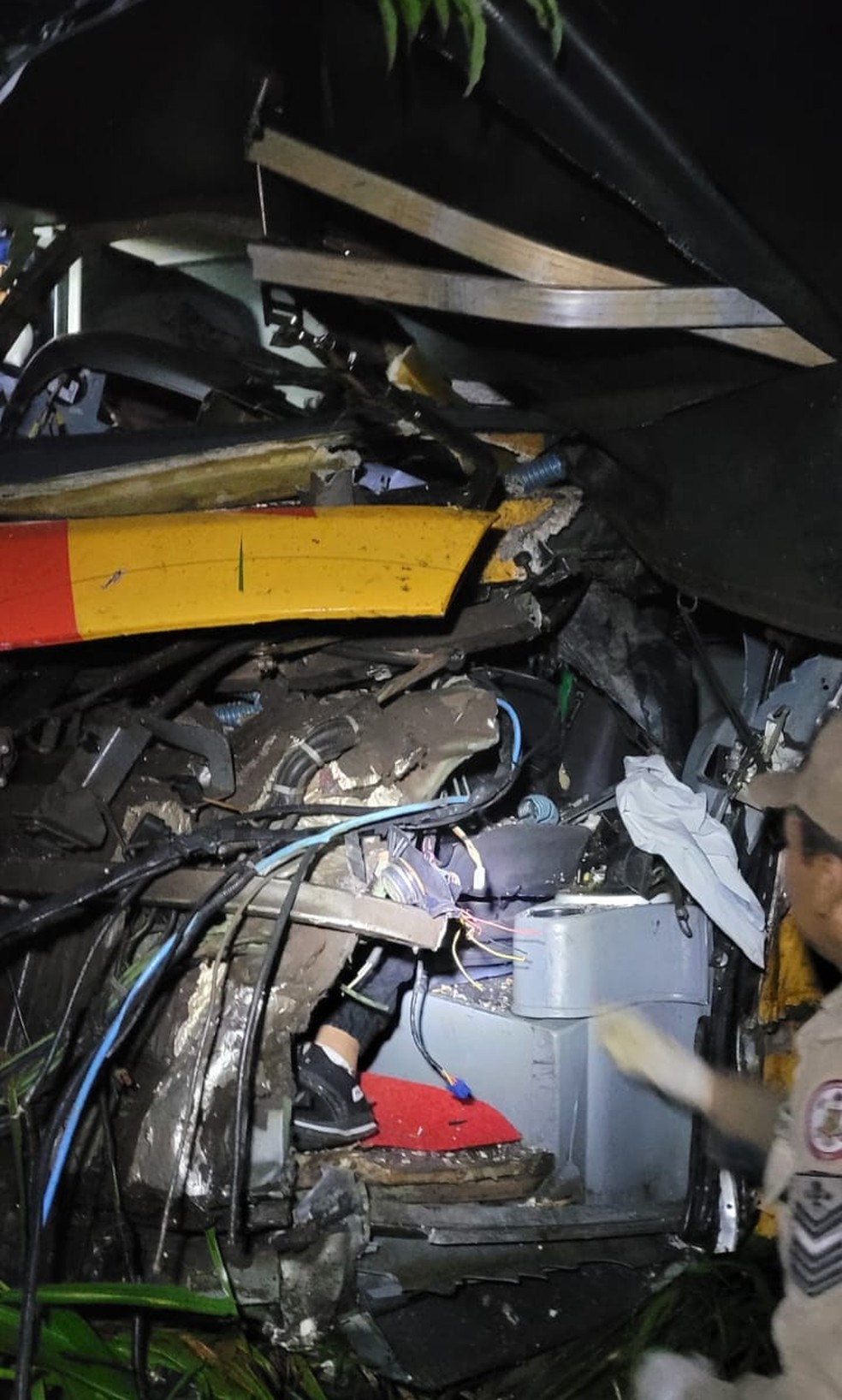 Motorista do ônibus ficou preso nas ferragens e foi socorrido pelos bombeiros — Foto: Divulgação