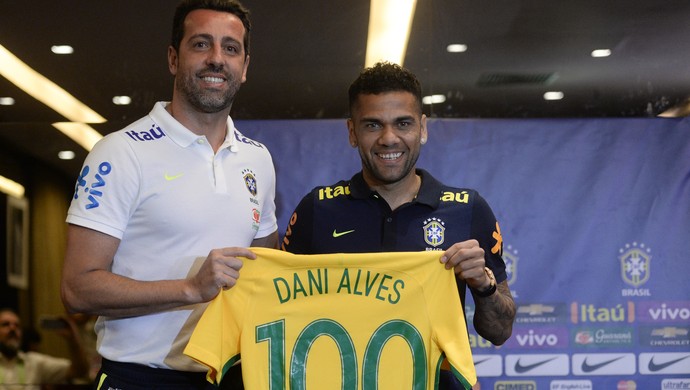 Edu Gaspar entrega a Daniel Alves camisa 100 comemorativa da seleção brasileira (Foto: Pedro Martins/MoWa Press)