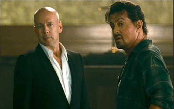 Bruce Willis e Sylvester Stallone em Os Mercenários (2010) (Foto: Reprodução)