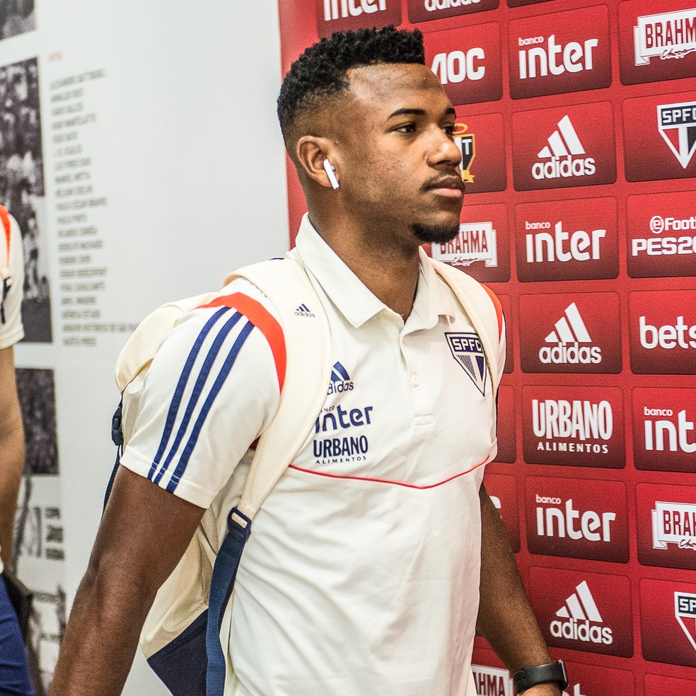 Luan chega para o clássico contra o Corinthians — Foto: Marcos Ribolli