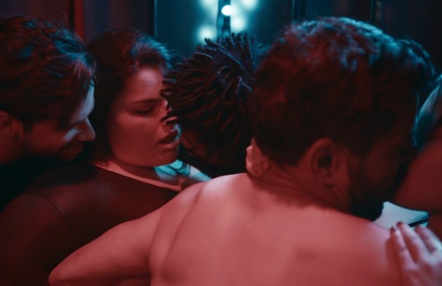 Em outra cena, foi mostrada uma orgia com cinco pessoas       (Foto: Reprodução)
