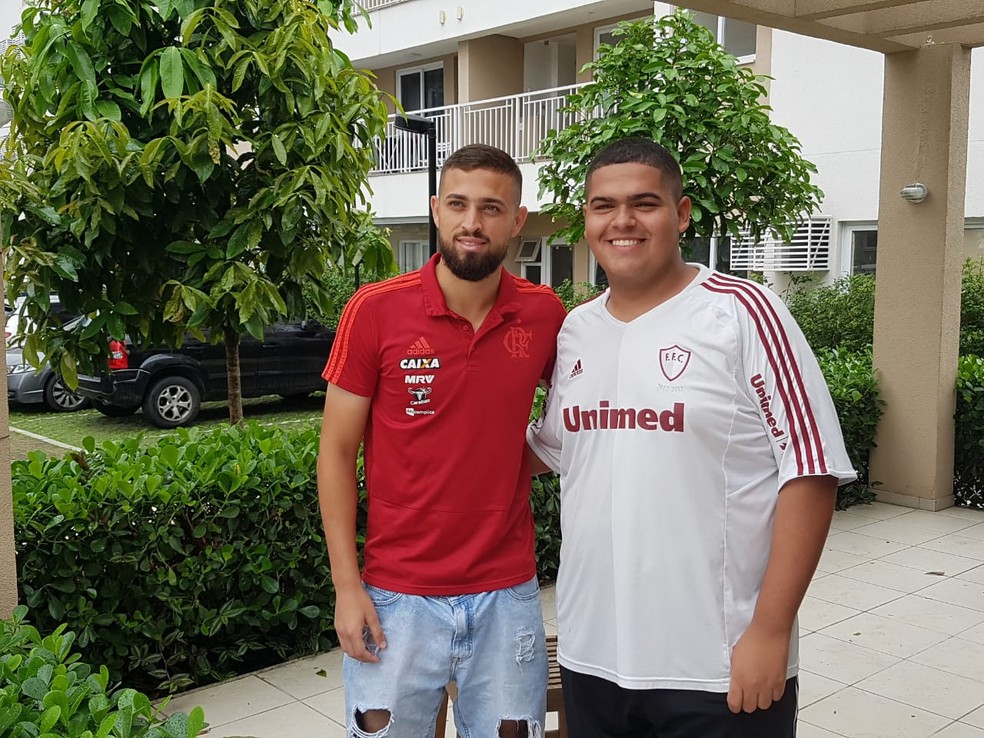 Reconhecimento nas ruas: o tricolor G&eacute;rson reclmaou, mas posou para foto com o carrasco L&eacute;o Duarte durante a reportagem &mdash; Foto: Marcelo Baltar