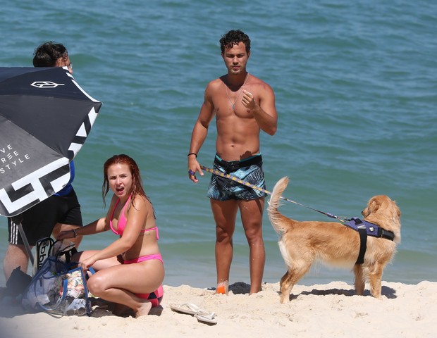 Larissa Manoela e André Luiz Frambach curtem praia no Rio (Foto: AgNews)