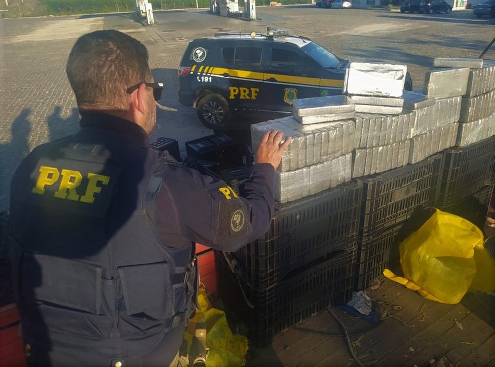 Homem é preso com 110 kg de cocaína escondidos dentro de caminhão no sudoeste da Bahia — Foto: Divulgação/PRF