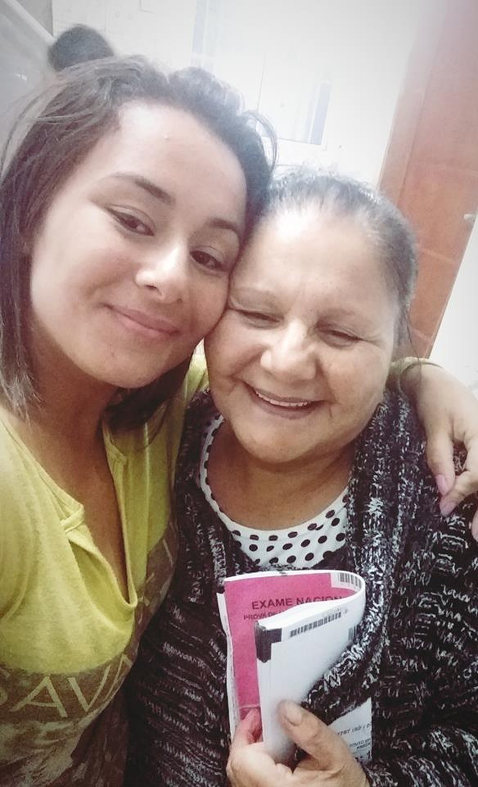 LÃºcia Helena segura uma prova do Enem ao lado de uma das filhas, HeloÃ­sa. â Foto: Arquivo pessoal