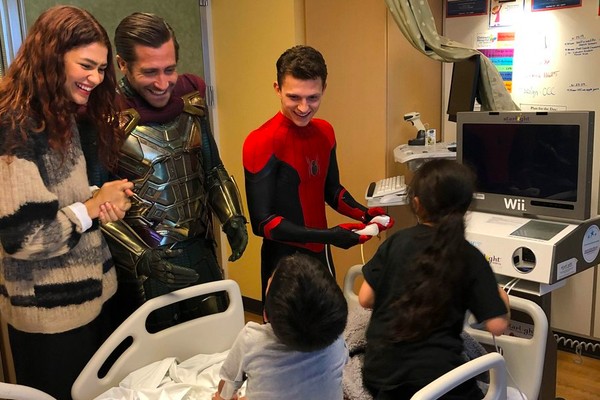 O ator Tom Holland como Homem-Aranha em visita ao Children’s Hospital Los Angeles, na companhia de Zendaya e Jake Gyllenhaal (Foto: Twitter)