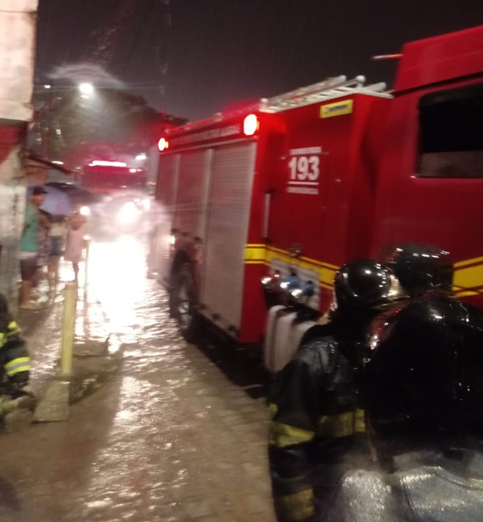 Foram empregadas duas viaturas e 12 militares para o combate ao incêndio — Foto: Ascom/Corpo de Bombeiros