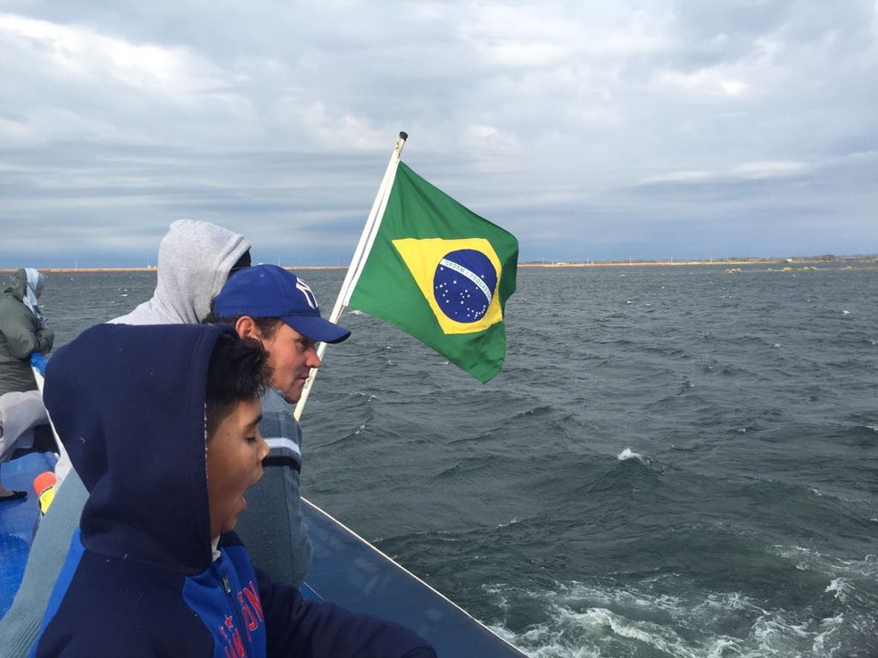 Procissão fluvial é realizada no Rio Paraná (Foto: Júnior Paschoalotto/TV Fronteira)