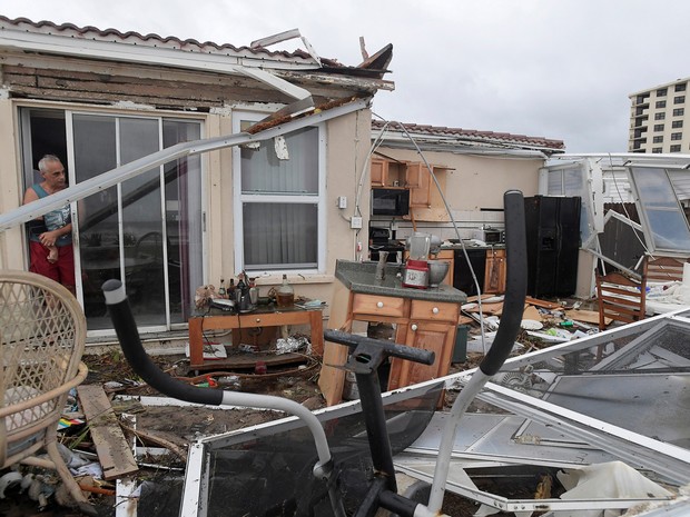  Morador verifica danos a sua cozinha após passagem do furacão Matthew em Ormond Beach, na Flórida  (Foto: Reuters/Phelan Ebenhack)