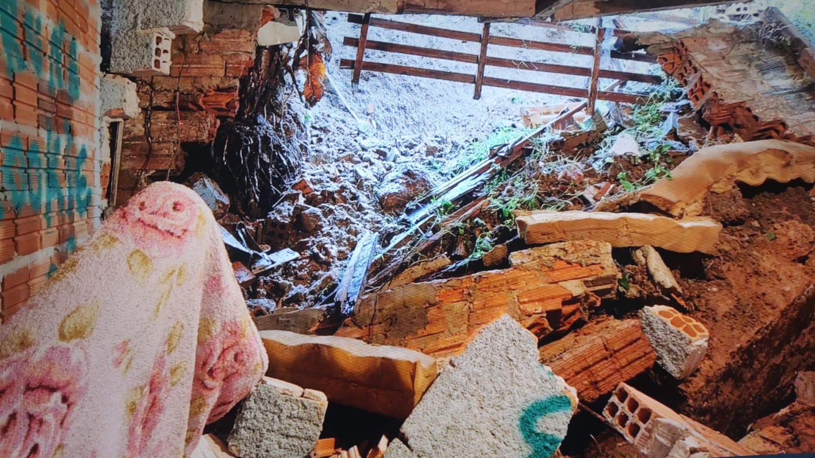 Mãe relata que filha estava em casa com risco de desabar em meio a ciclone em SC: 'Parede caiu'
