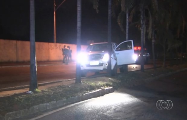 Assaltantes bateram caminhonete contra palmeira no Setor Jardim Europa, em Goiânia (Foto: Reprodução/ TV Anhanguera)
