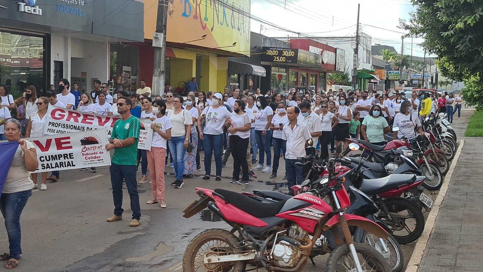 Professores de Colíder (MT) realizam protesto para cobrar pagamento do piso da educação