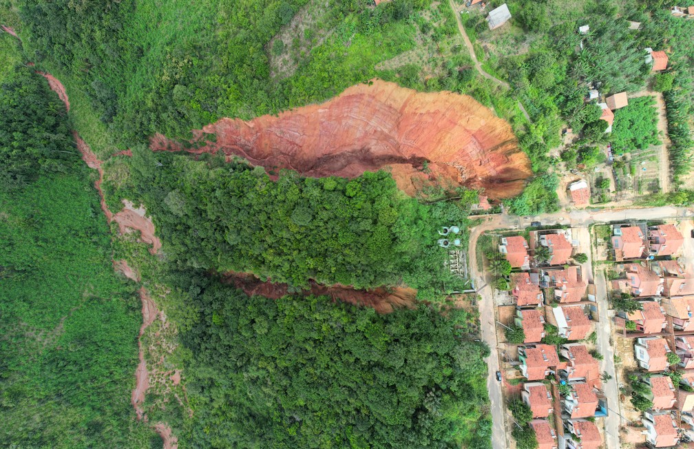 Voçoroca com 68 metros de profundidade, em Buriticupu. Casas na borda correm risco de cair. — Foto: Marinho Drones