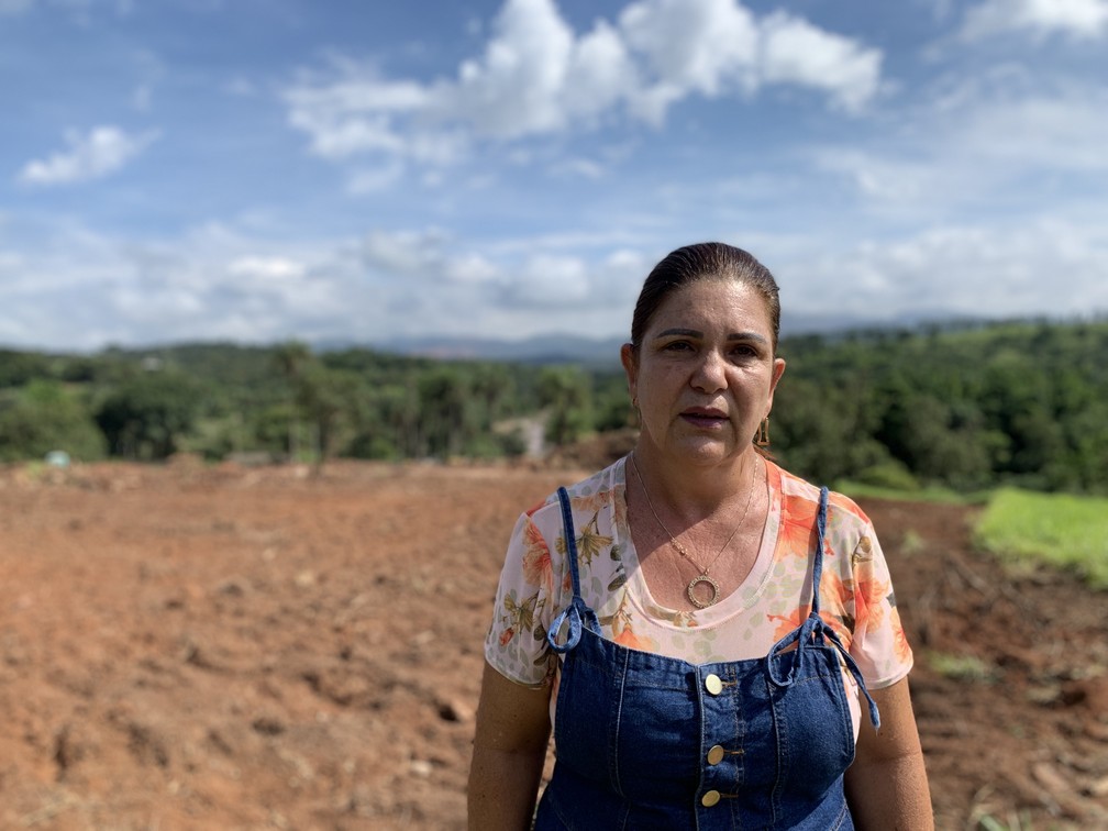 Cláudia Márcia Gomes Saraiva questiona uso de terreno da família para obras no Rio Paraopeba — Foto: Raquel Freitas/G1