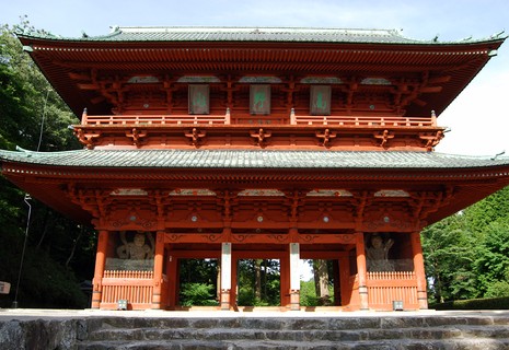 Daimon, a porta de entrada do monte Koya, na província de Wakayama, o centro mais importante do budismo Shingon no Japão. Os seguidores dessa seita peregrinam até o monte há 1.200 anos e hoje são acompanhados de turistas