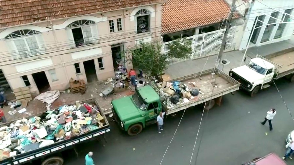 Após autorização da Justiça, prefeitura retira 15 caminhões de lixo de casarão em Agudos — Foto: TV TEM/Reprodução