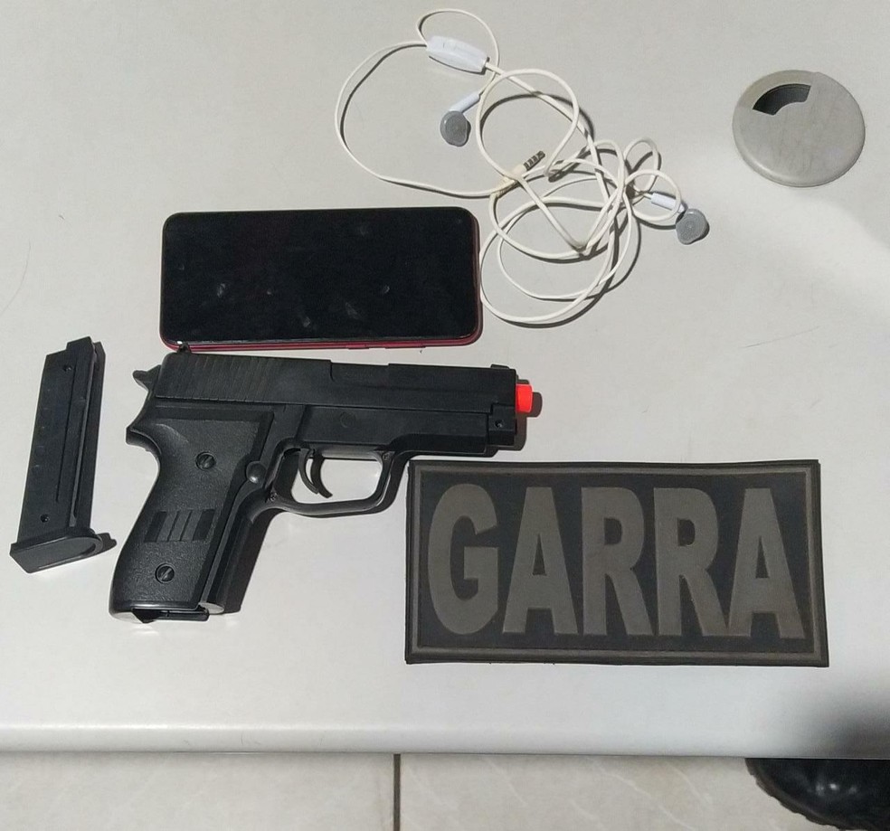 Homem E Preso Com Simulacro De Arma De Fogo Dentro De Onibus Na Grande Sao Luis Maranhao G1