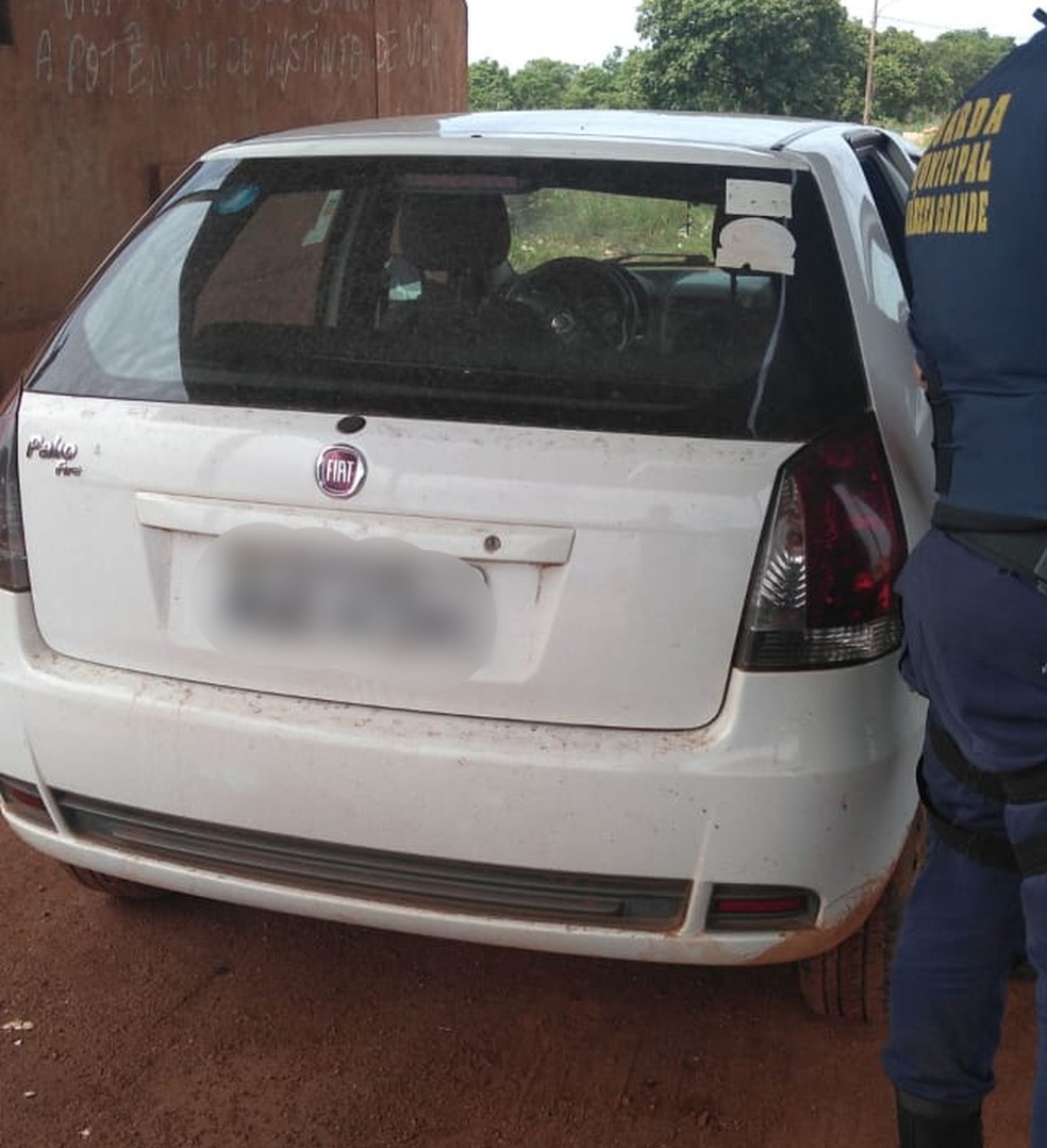 Carro de freiras Ã© recuperado Ã s margens da BR-163 â Foto: PolÃ­cia Militar-MT/DivulgaÃ§Ã£o