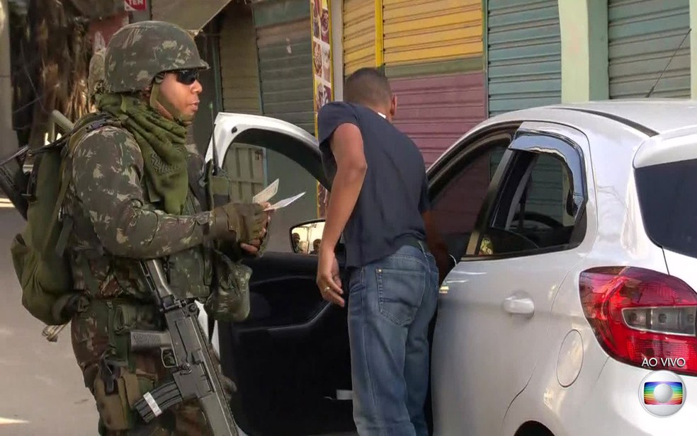 Militares fazem revistas nos acessos à comunidade Vila Joaniza (Foto: Reprodução / TV Globo)