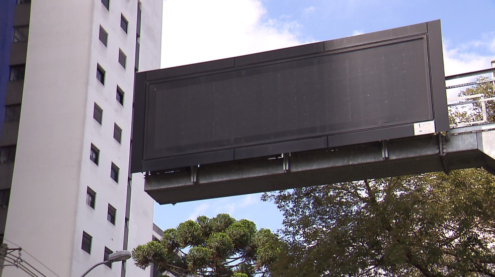 Prefeitura de Curitiba retira painéis de trânsito que custaram R$ 9 milhões em pacote de infraestrutura para a Copa do Mundo — Foto: Reprodução/RPC