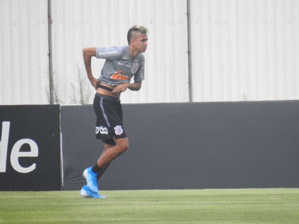 Cantillo em campo num dos treinos do Corinthians — Foto: Marcelo Braga