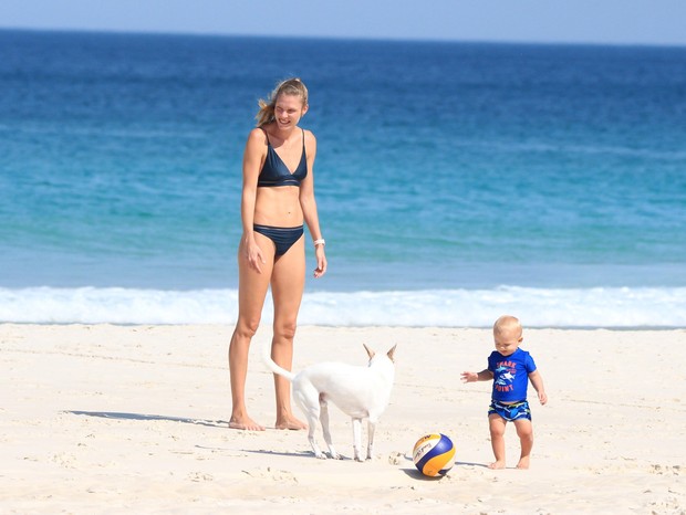 Roger Flores em dia de praia com Betina Korbes e o filho, Tom (Foto: Fabricio Pioyani/AgNews)