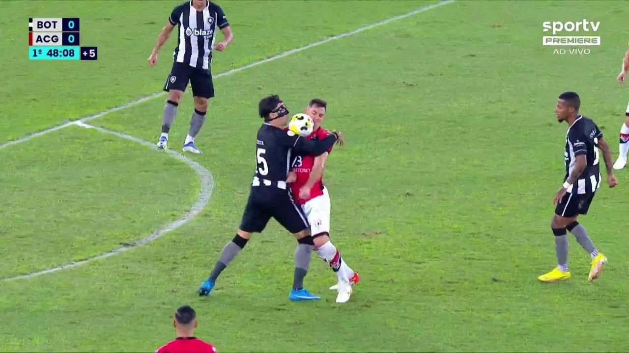 Bola presa: Cuesta e Churín disputam bola de forma inusitada, em Botafogo x Atlético-GO