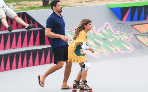 Cauã Reymond se diverte com Sofia e Goldfarb em pista de skate; fotos