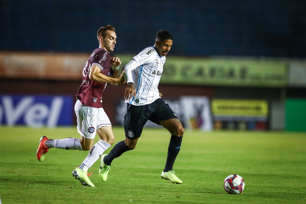 Em ressaca pós-Renato, Grêmio empata sem gols em jogo travado por quase 60 faltas