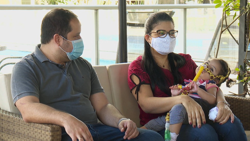 Marina Ciminelli, de um ano de nove meses, acompanhada da mãe, Deilla, e o pai, Samuel — Foto: TV Globo/Reprodução