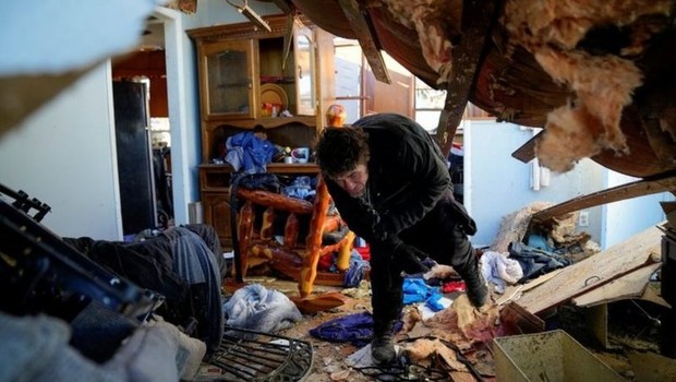 Casa destruída por tornado no Kentucky, o Estado mais atingido por tempestades nos EUA (Foto: REUTERS via BBC)