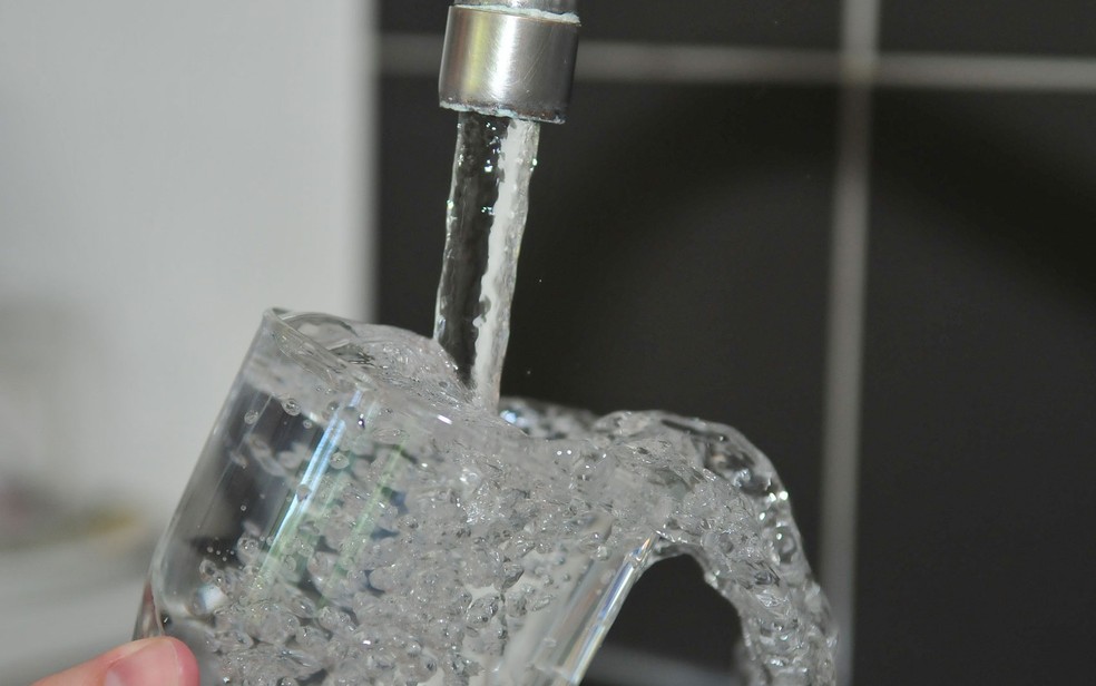 Microplásticos contaminam água da torneira mundo afora | Ciência e Saúde |  G1