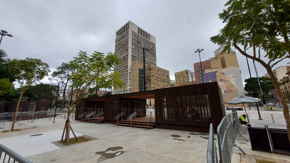 Quiosques que serão explorados pela iniciativa privada no Vale do Anhangabaú estão prontos para serem usados, mas a obra ainda não tem data para entrega aos munícipes. — Foto: Rodrigo Rodrigues/G1