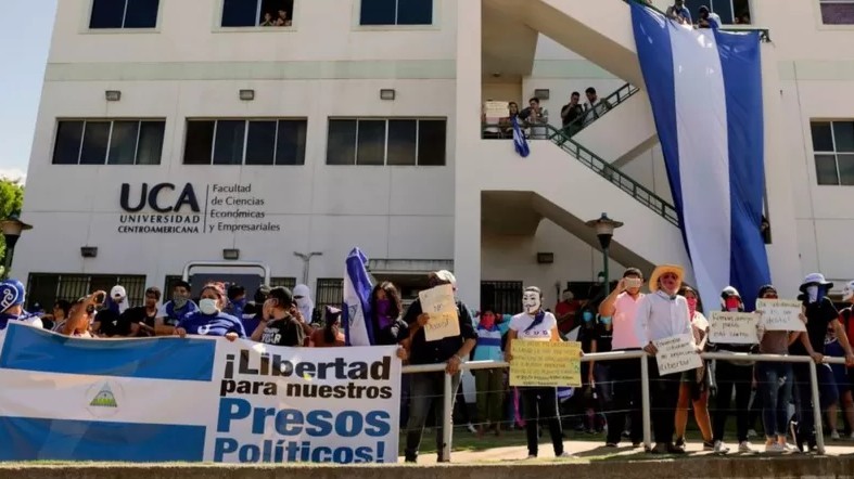 Vários estudantes universitários contrários ao governo Ortega-Murillo estão entre os presos políticos denunciados por várias organizações. (Foto: GETTY IMAGES (via BBC))