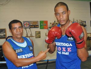 Pugilista Danilo Alves e treinador Didi, em Bertioga (Foto: Divulgação / Prefeitura Municipal de Bertioga)