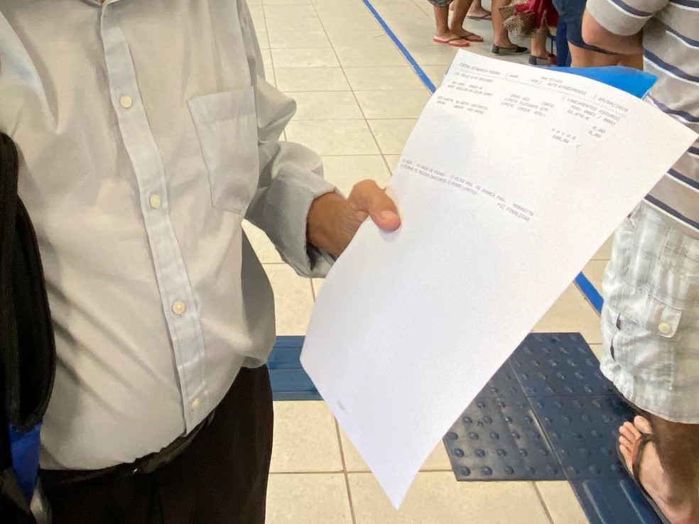 Edilson da Silva foi em uma agência de Manaus conferir o extrato bancário — Foto: Carolina Diniz