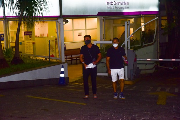 David Brazil é fotografado ao deixar hospital em SP (Foto: Leo Franco/AgNews)