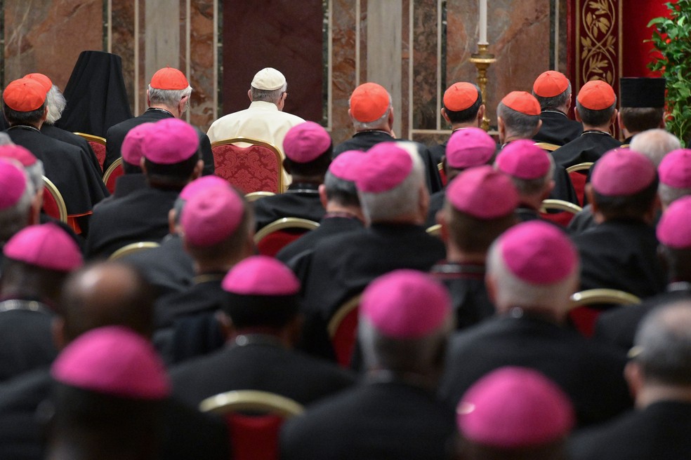 Papa Francisco (de branco no fundo) participa de cerimônia com líderes eclesiásticos reunidos em Roma, em 23 de fevereiro de 2019  — Foto: Vincenzo Pinto / AP 