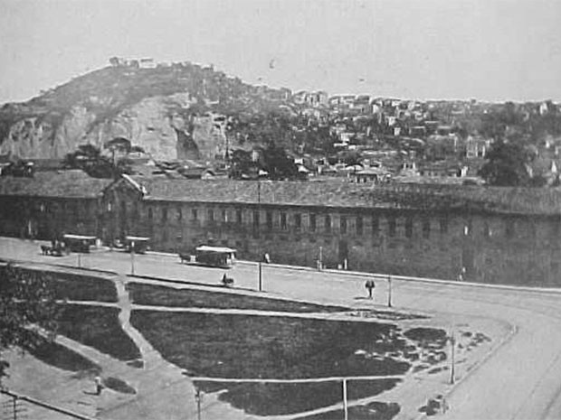 Quartel general e o Morro da Providência em 1900 (Foto: Anônimo)