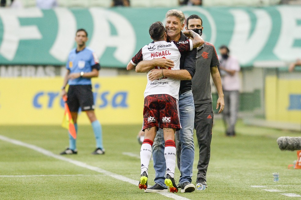 Michael comemora com Renato na vitória do Flamengo sobre o Palmeiras — Foto: Marcelo Cortes/Flamengo